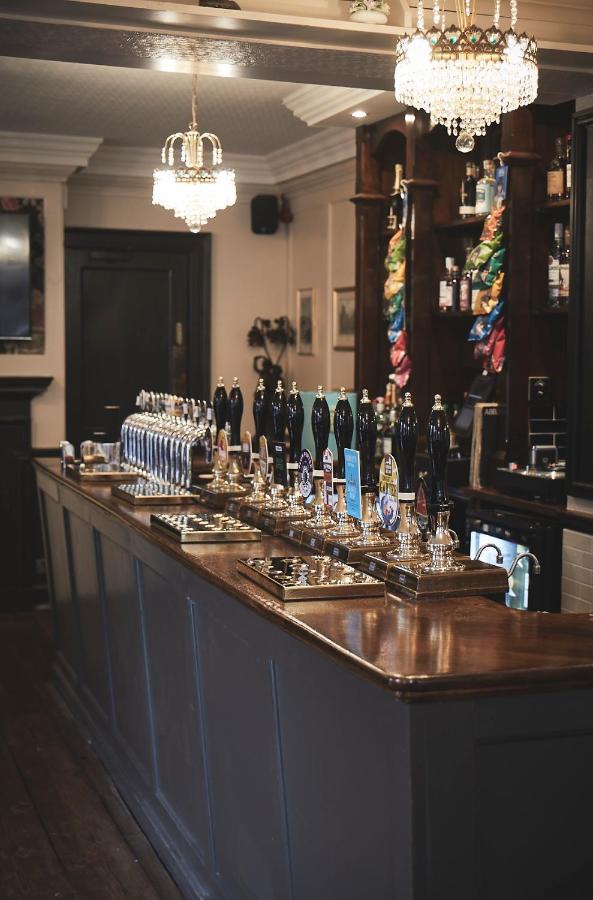 The Lord Grenfell Bed & Breakfast Maidenhead Bagian luar foto The bar at the Old Red Lion