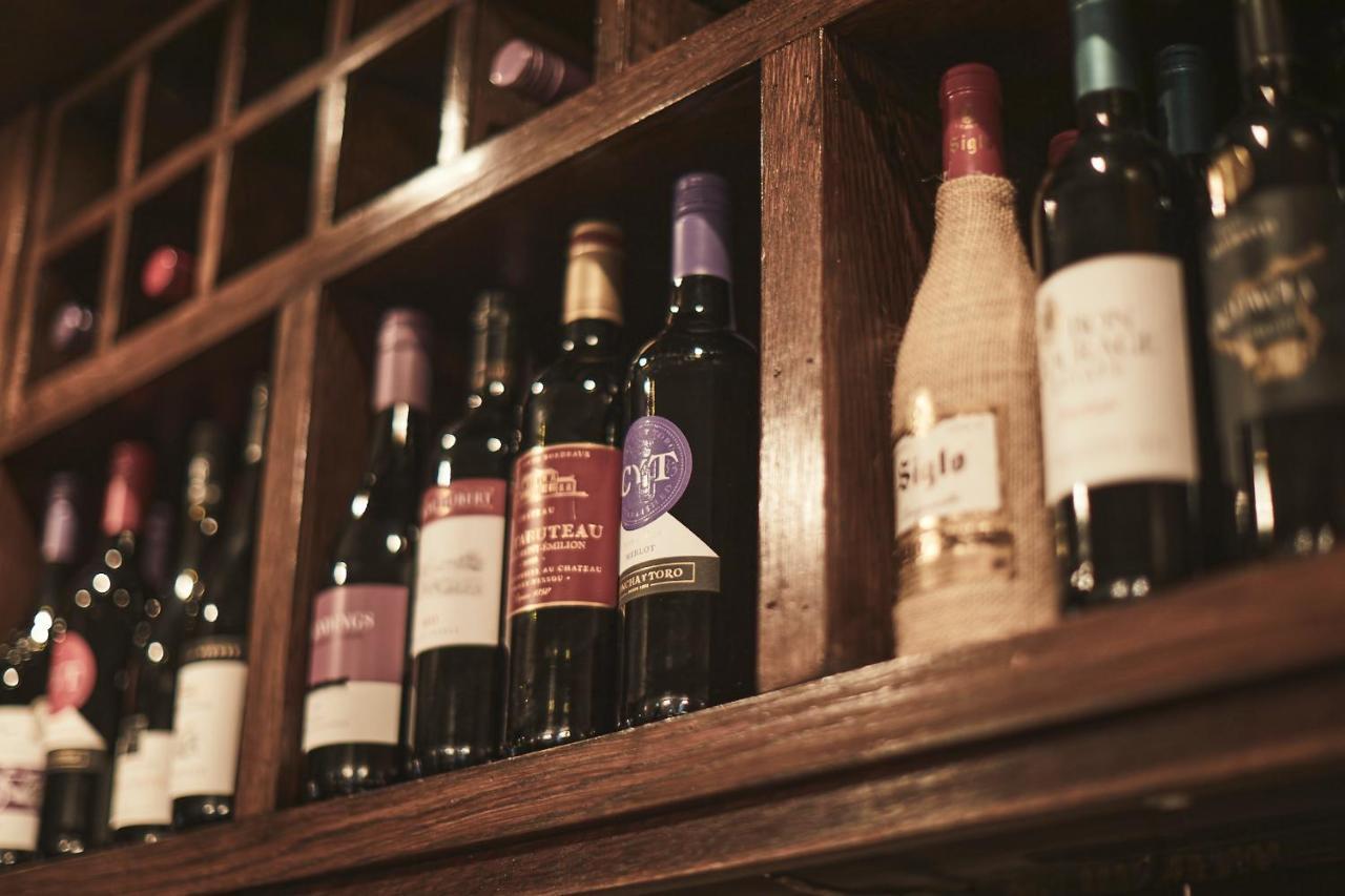 The Lord Grenfell Bed & Breakfast Maidenhead Bagian luar foto Wine bottles in a wine rack