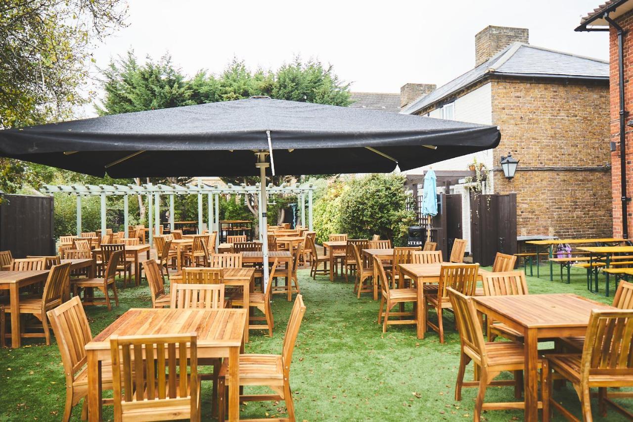 The Lord Grenfell Bed & Breakfast Maidenhead Bagian luar foto The garden at The Crown