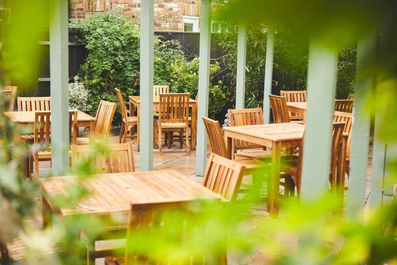 The Lord Grenfell Bed & Breakfast Maidenhead Bagian luar foto The garden at The Crown