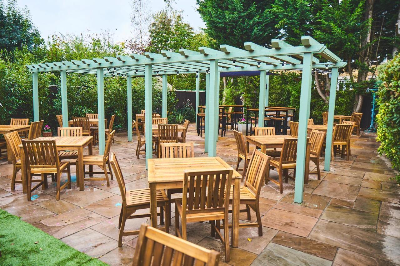 The Lord Grenfell Bed & Breakfast Maidenhead Bagian luar foto The pergola at the rear of the pub